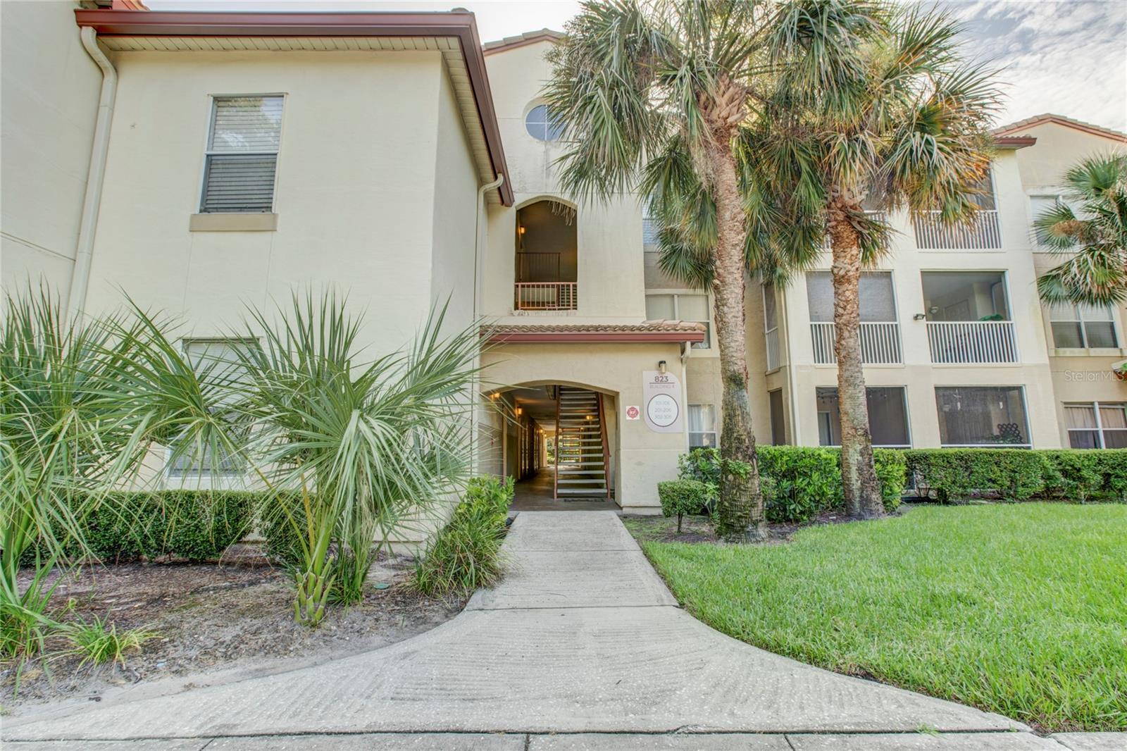 823 CAMARGO WAY #101
