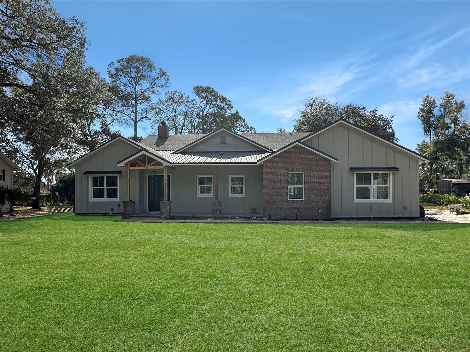 935 N THOMPSON RD