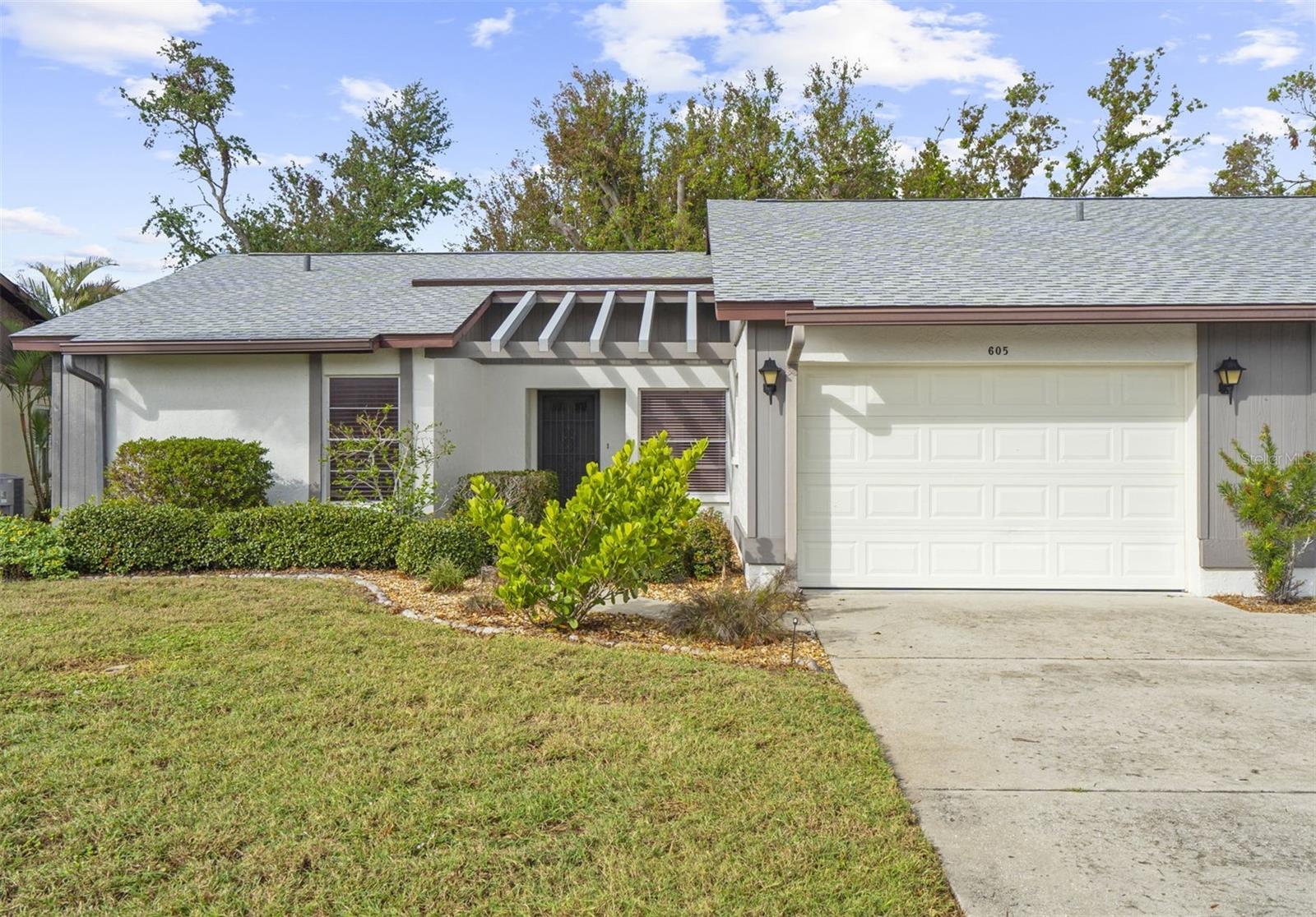605 APPLE LN